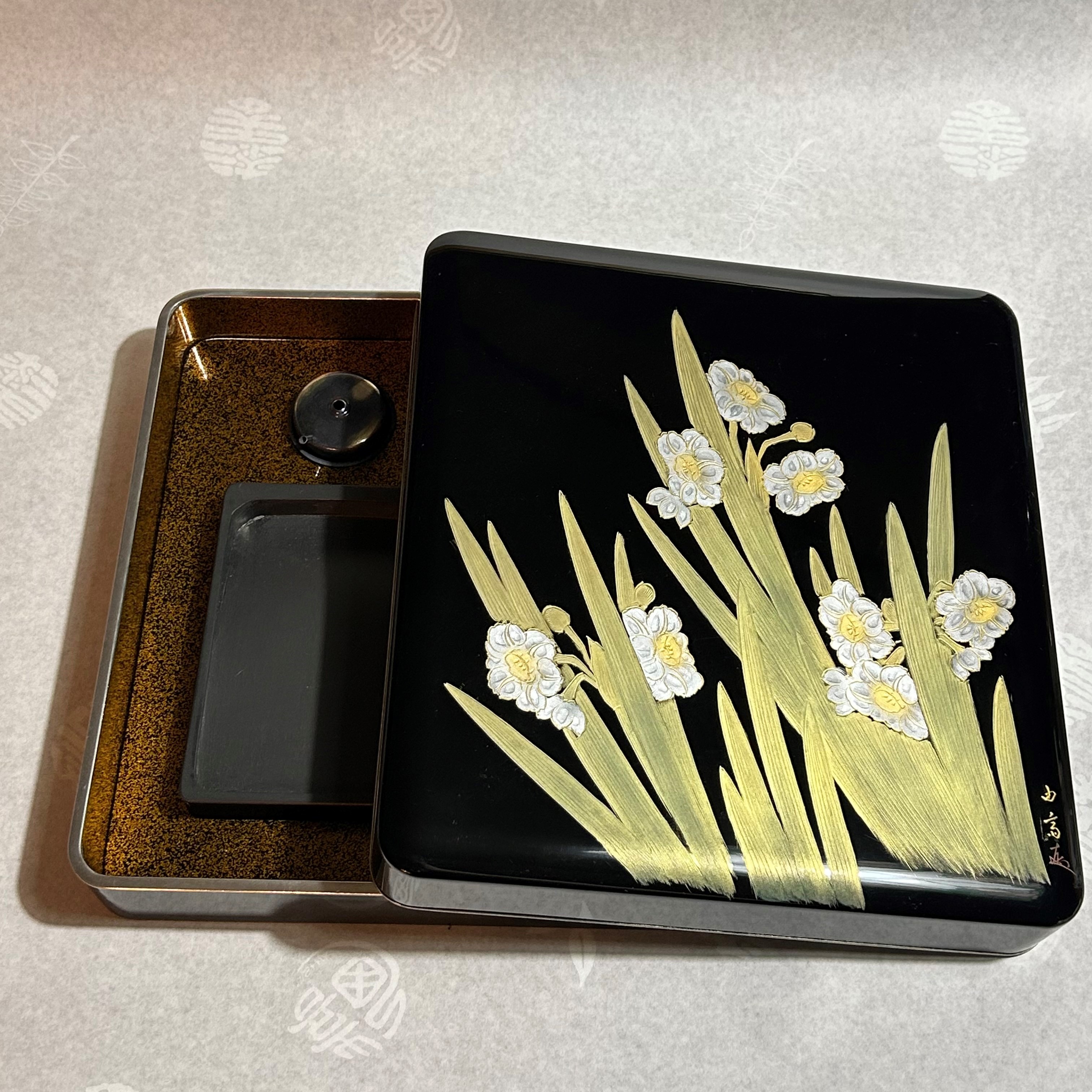 木製水仙  真保由斉沈金 錫フチ硯箱漆塗 内梨地硯/水差付